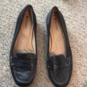 Naturalized black loafers